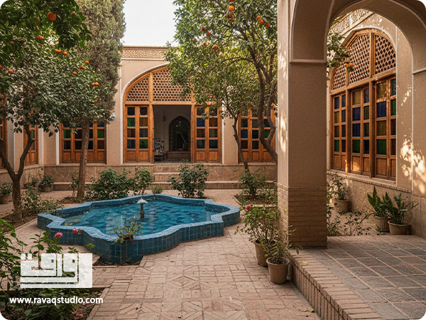 نمایی از یک خانه سنتی ایرانی با حیاط مرکزی، حوض، باغچه و اتاقهایی که به سمت داخل باز میشوند؛ تجسم اصل درونگرایی و اهمیت حریم خصوصی در معماری ایرانی.